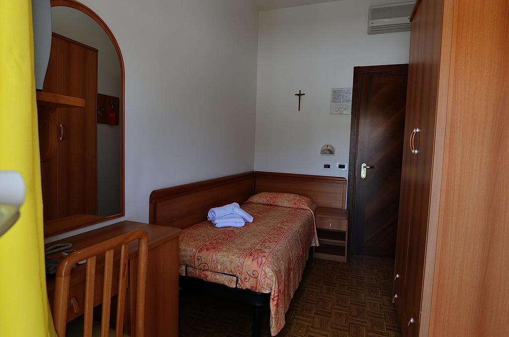 Hotel Bamar Пинарелла Экстерьер фото