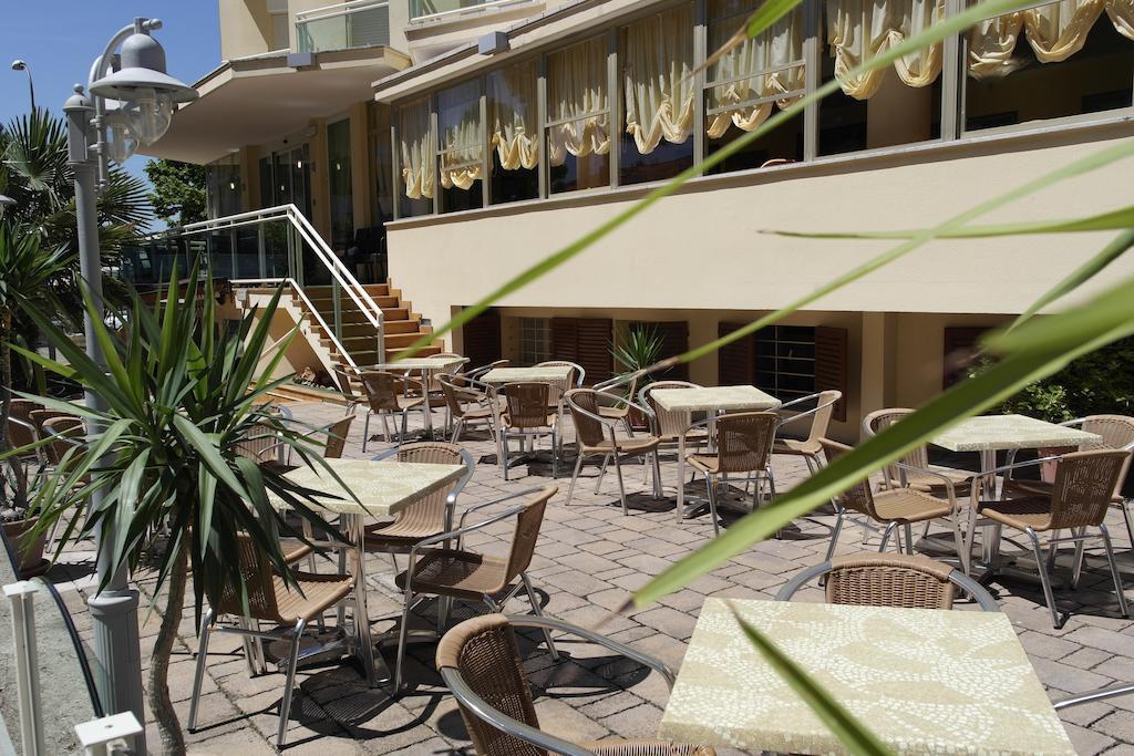 Hotel Bamar Пинарелла Экстерьер фото
